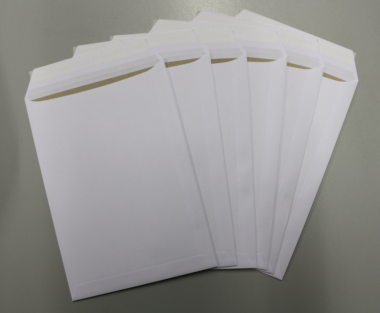 200 Stck -  C4 Umschlge Fenster Papprckwand Versandtaschen komplett wei haftklebend